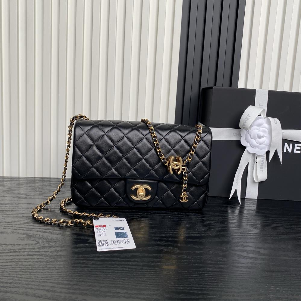 Chanel 25Bs stunning double Cbuckle CF series AS5757 lambskin with gold metal chain and dual Cadjustment design The highlights of this season are