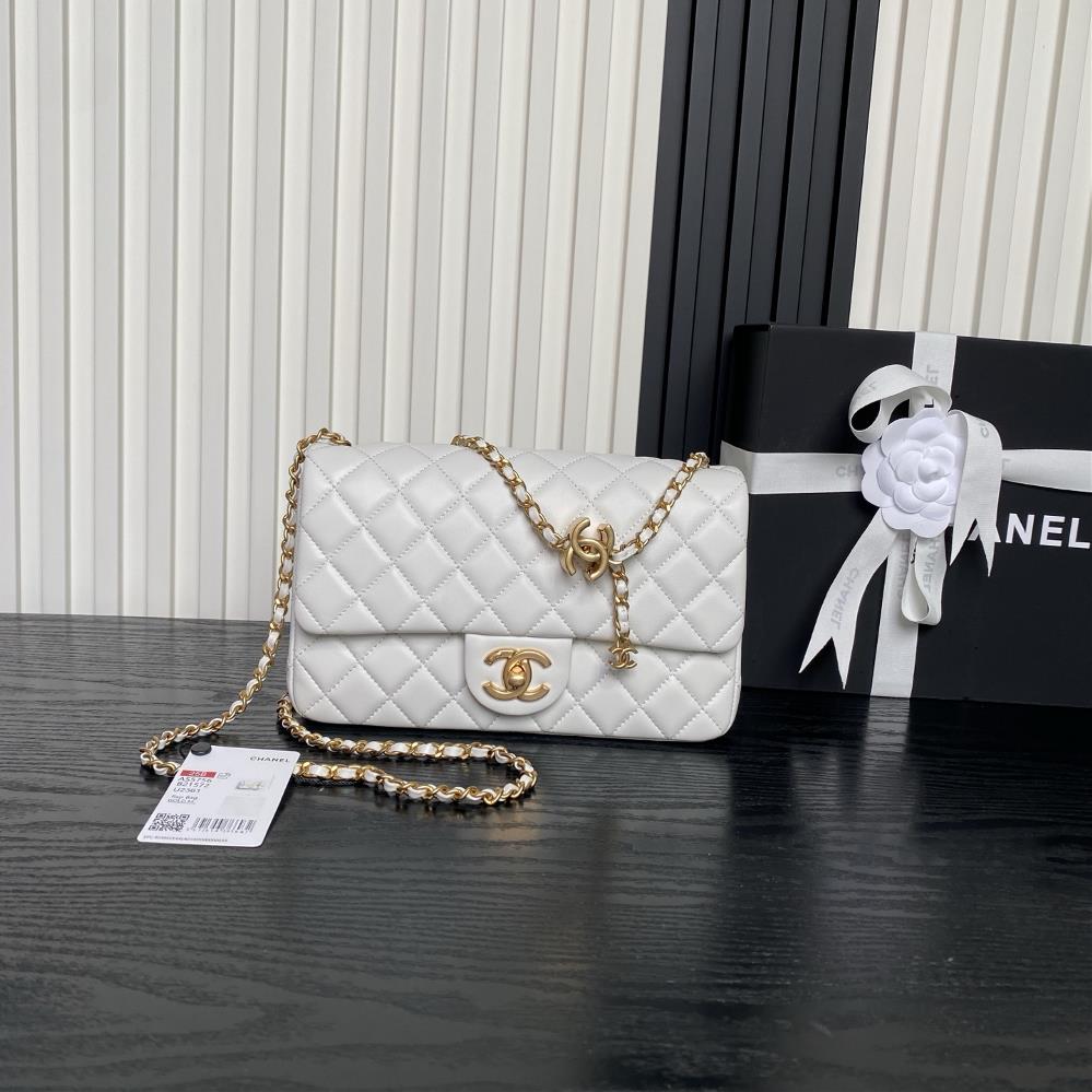 Chanel 25Bs stunning double Cbuckle CF series AS5756 lambskin with gold metal chain and dual Cadjustment design The highlights of this season are