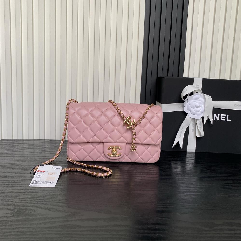 Chanel 25Bs stunning double Cbuckle CF series AS5756 lambskin with gold metal chain and dual Cadjustment design The highlights of this season are