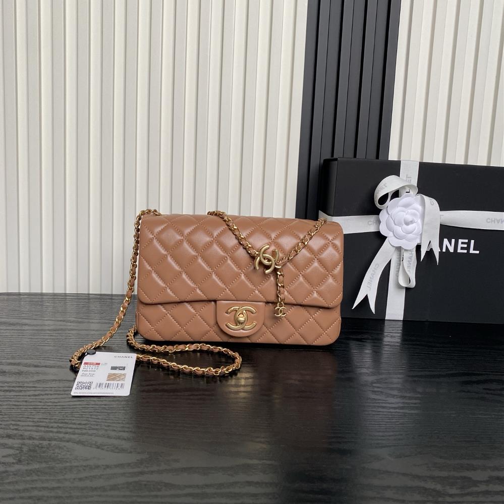Chanel 25Bs stunning double Cbuckle CF series AS5756 lambskin with gold metal chain and dual Cadjustment design The highlights of this season are