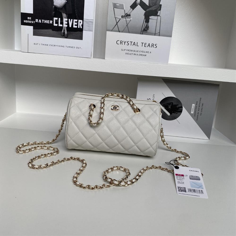 Chanel 25P SpringSummer Bowling Series Ap4474 is full of highend ball patterns and gold metal chains The handheld bag has a round and rolling shap