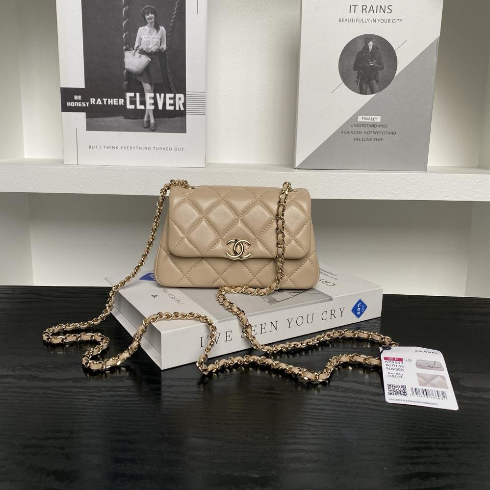 Chanel 25S CF mini phone case AP4593 is full of luxury and high cost performance It is a cute little sheepskin with a light gold chain exquisite and
