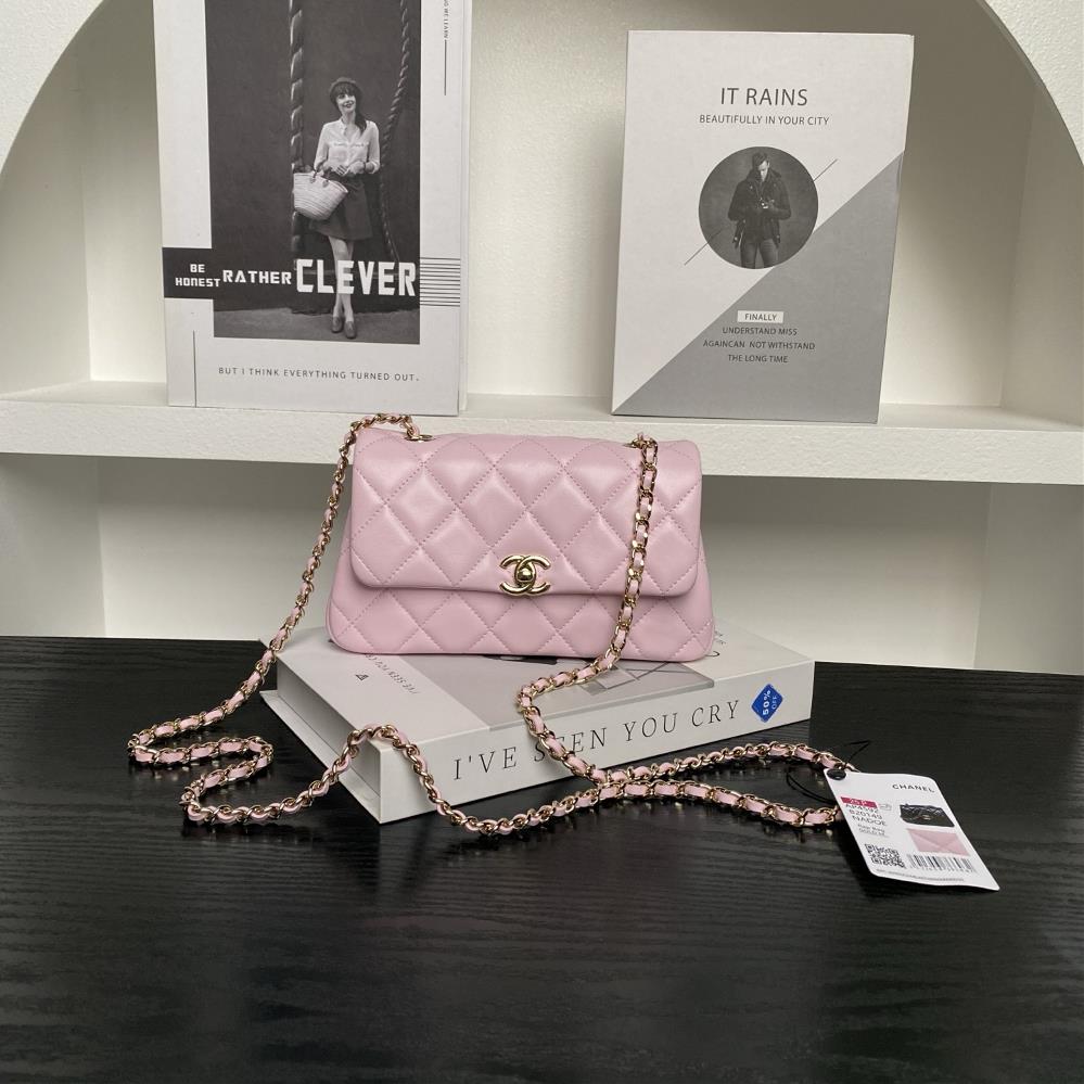 Chanel 25S CF mini phone case AP4592 is full of luxury and high cost performance It is a cute little sheepskin with a light gold chain It is exquisi