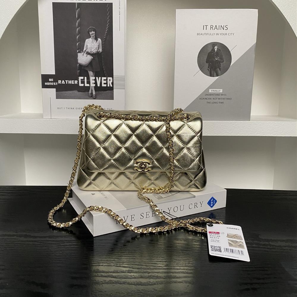 Chanel 25S CF mini phone case AS5485 is full of luxury and high cost performance It is a cute little sheepskin with a light gold chain It is exquisi