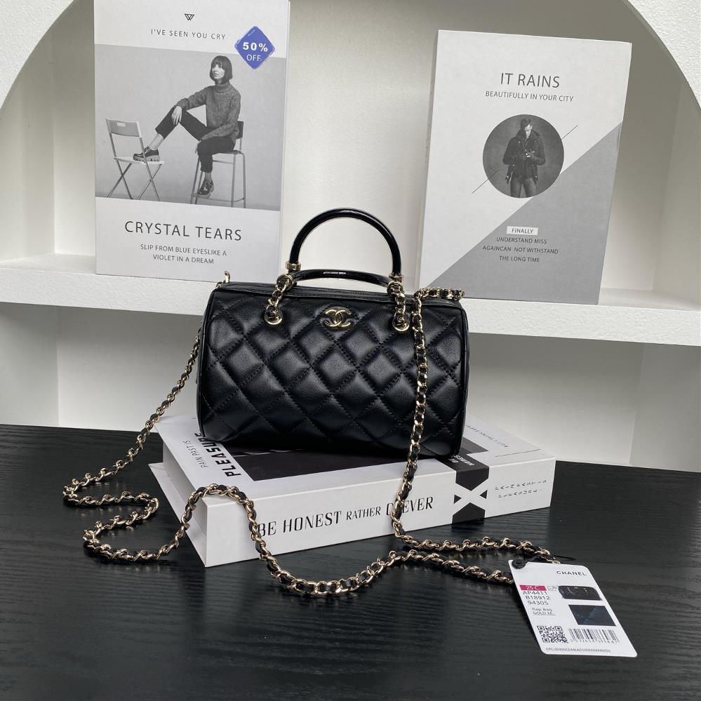 Chanel 25P SpringSummer Handle Bowling Series Ap4411 is full of highend feeling It is made of small sheepskin with a golden metal chain and the ha