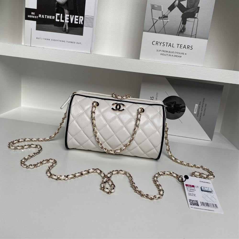 Chanel 25P SpringSummer Bowling Series Ap4515 is full of highend feeling It is made of small sheepskin with a golden metal chain and a handheld ba