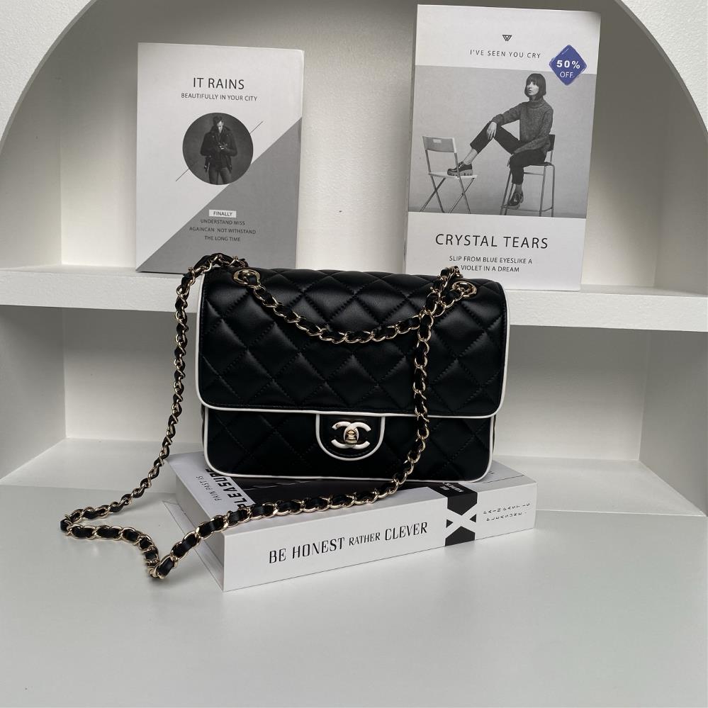 The Chanel 25P Panda Series AS5150 is full of exquisite craftsmanship and this season is simply crazy The combination of lambskin and gold metal is