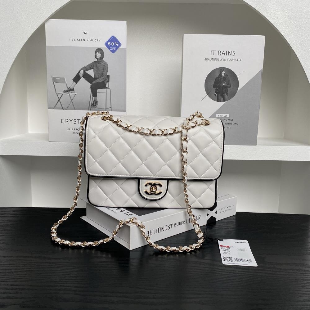 The Chanel 25P Panda Series AS5150 is full of exquisite craftsmanship and this season is simply crazy The combination of lambskin and gold metal is