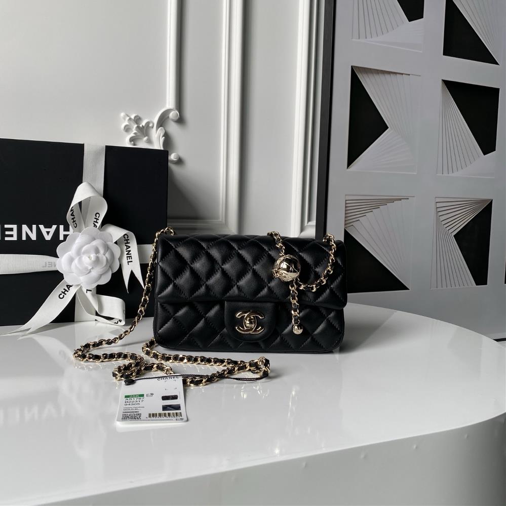 The Chanel 25K champagne gold AS1787 popular gold ball CF mini hood bag is brighter and more shiny compared to the previous vintage gold gold ball It