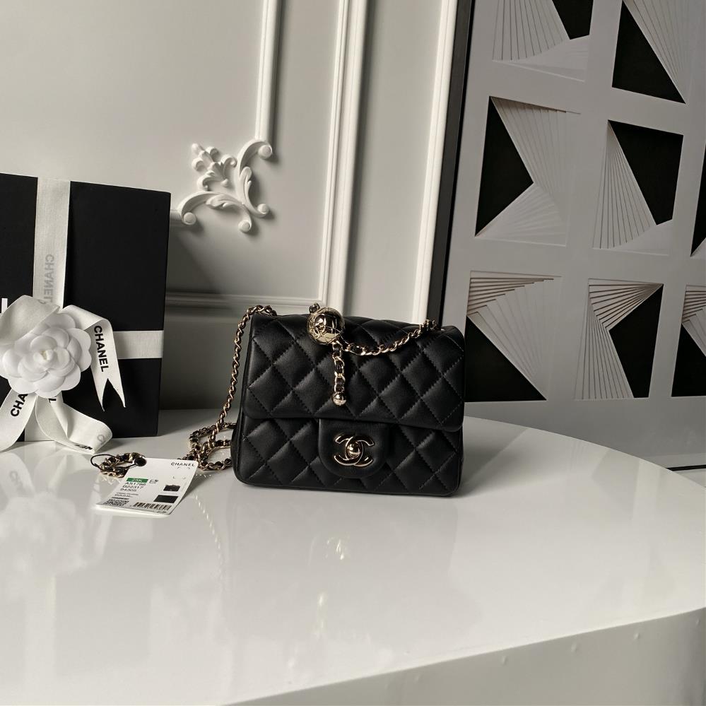 The Chanel 25K champagne gold AS1786 popular gold ball CF mini hood bag is brighter and more shiny compared to the previous vintage gold gold ball It