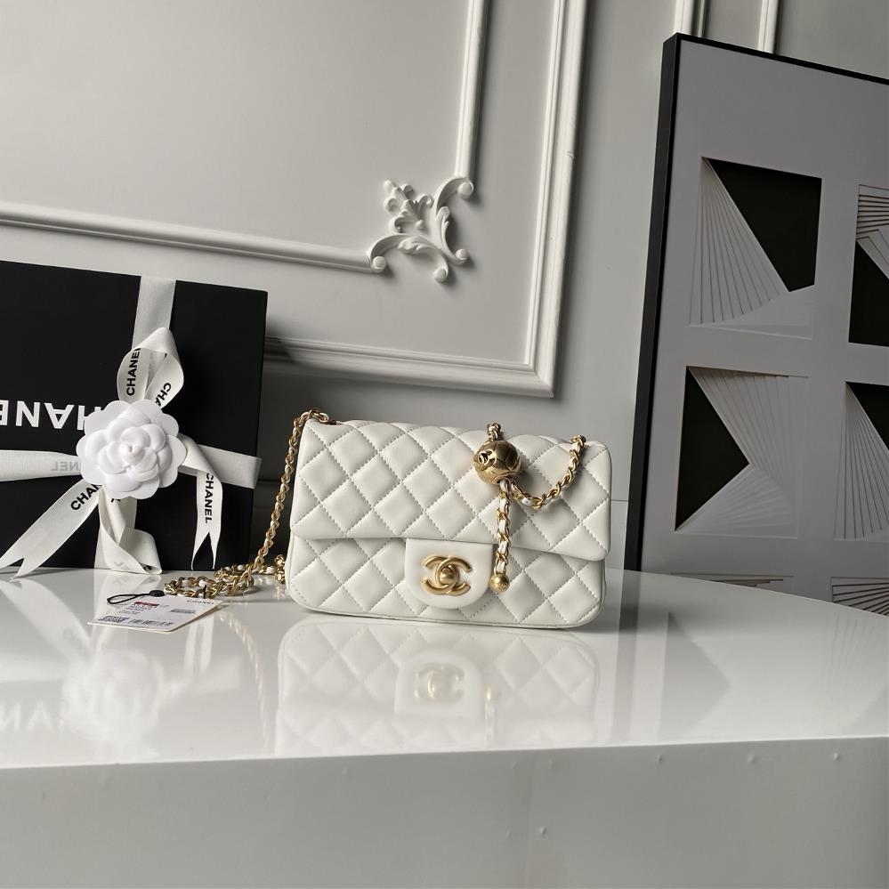 Chanels popular metal CF mini hood bag AS1787 has a small golden ball on the chain adding the finishing touch and adding icing on the cake It not o