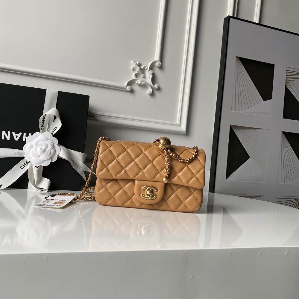 Chanels popular metal CF mini hood bag AS1787 has a small golden ball on the chain adding the finishing touch and adding icing on the cake It not o