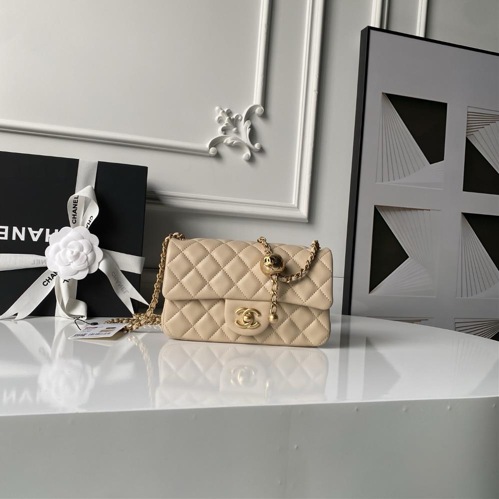Chanels popular metal CF mini hood bag AS1787 has a small golden ball on the chain adding the finishing touch and adding icing on the cake It not o