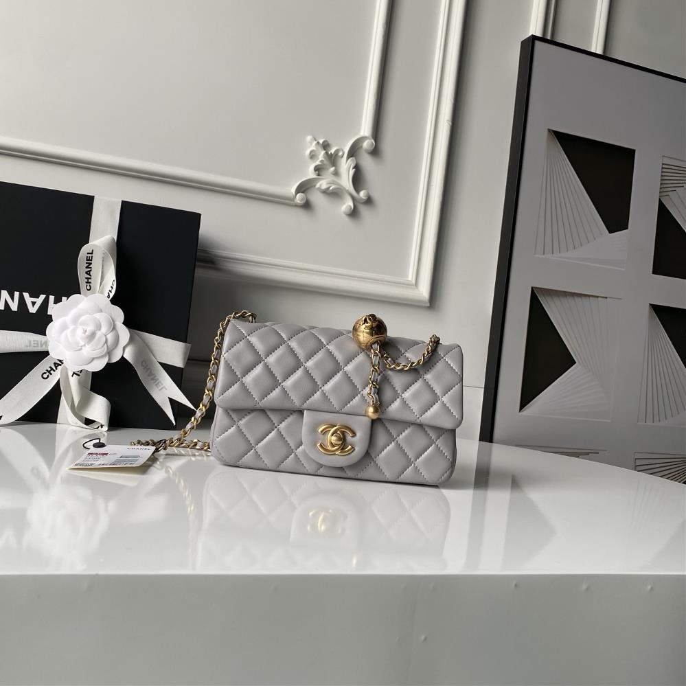 Chanels popular metal CF mini hood bag AS1787 has a small golden ball on the chain adding the finishing touch and adding icing on the cake It not o