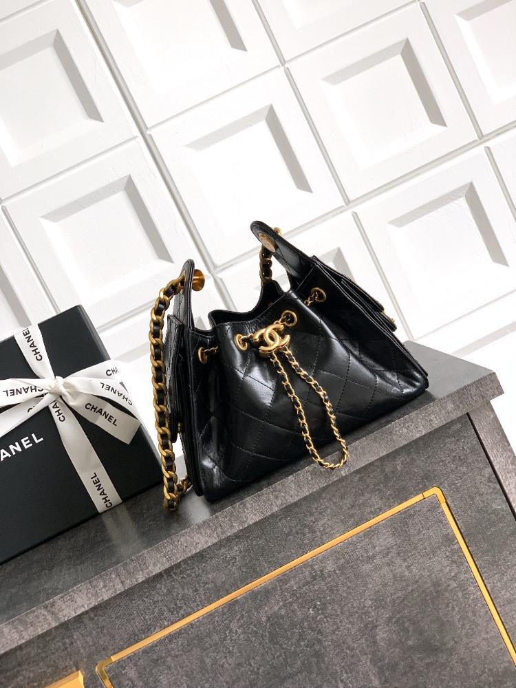 5631 Mini OHANEL 26C Oil and Wax Leather New Hippie Shiny Black Gold Casual Lazy Bag Type is undoubtedly the king of spring and summer vacations with