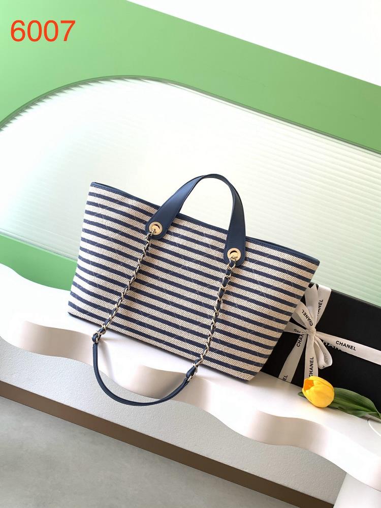 26C early spring vacation series woven striped bag blue and white striped canvas deep blue leather handle metal chain embellishment fresh and eleg