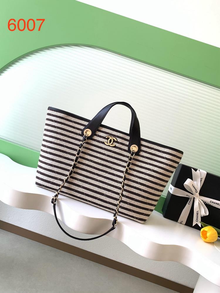 26C early spring vacation series woven striped bag black and white striped canvas black leather handle metal chain embellishment fresh and elegant