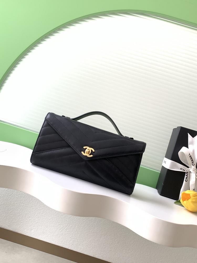 The 26X envelope bag is a Christmas limited edition series made of classic Vgrain calf leather paired with a golden doubleC logo elegant and retr