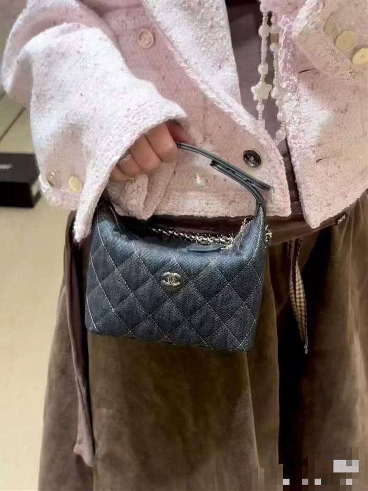 Shipment now OHANELs new product presale Danny denim lunch box bag launched online in 26P The latest classic denim buckle lunch box bag is defin