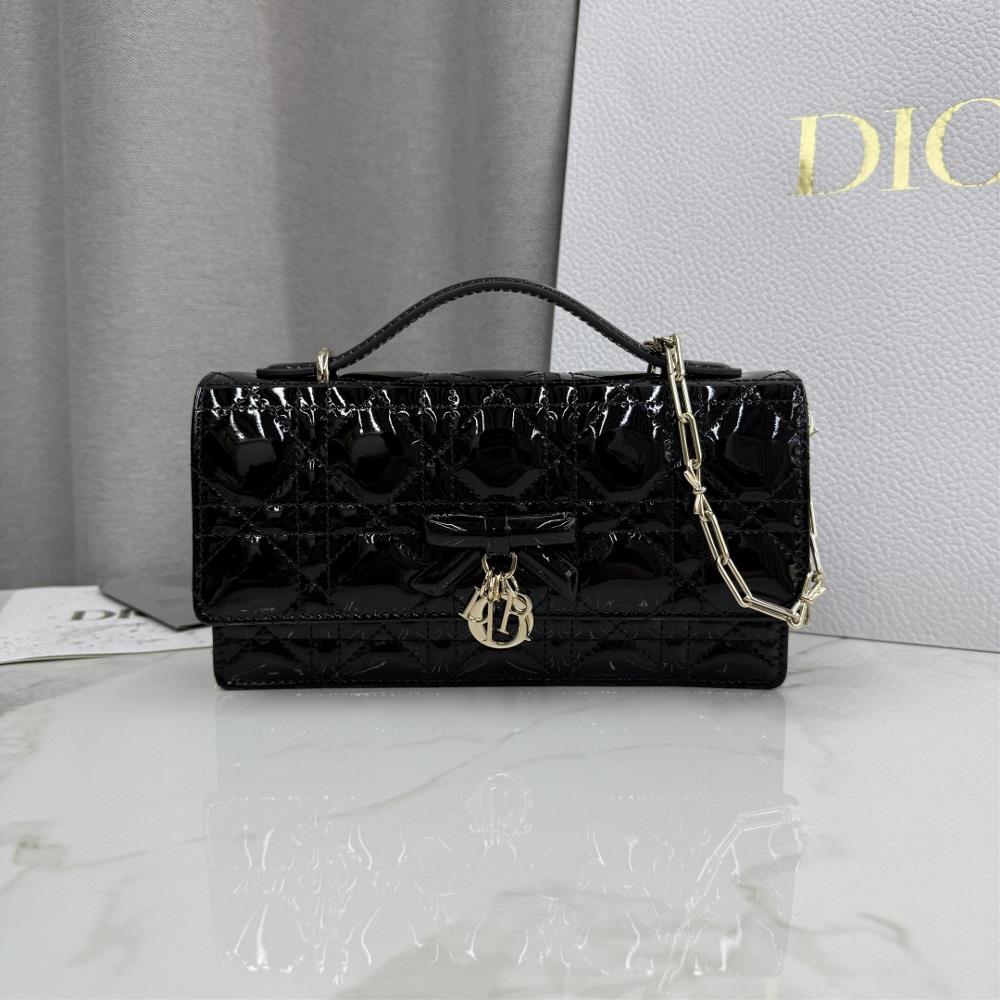 My Dior Mini Chain Handbag Number S0984 Black Lacquer BowThis My Dior mini chain handbag further enriches this collection with its elegant and practic