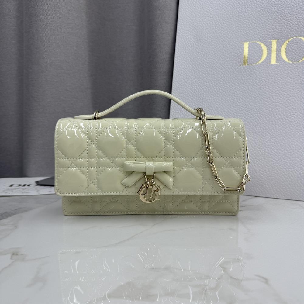 My Dior Mini Chain Handbag Number S0984 White Lacquer BowThis My Dior mini chain handbag further enriches this collection with its elegant and practic