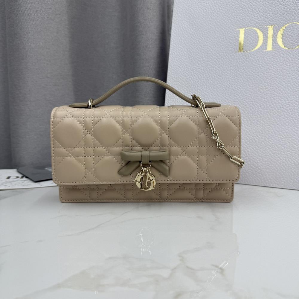 My Dior Mini Chain Handbag Number S0984 meters with Apricot BowThis My Dior mini chain handbag further enriches this collection with its elegant and p