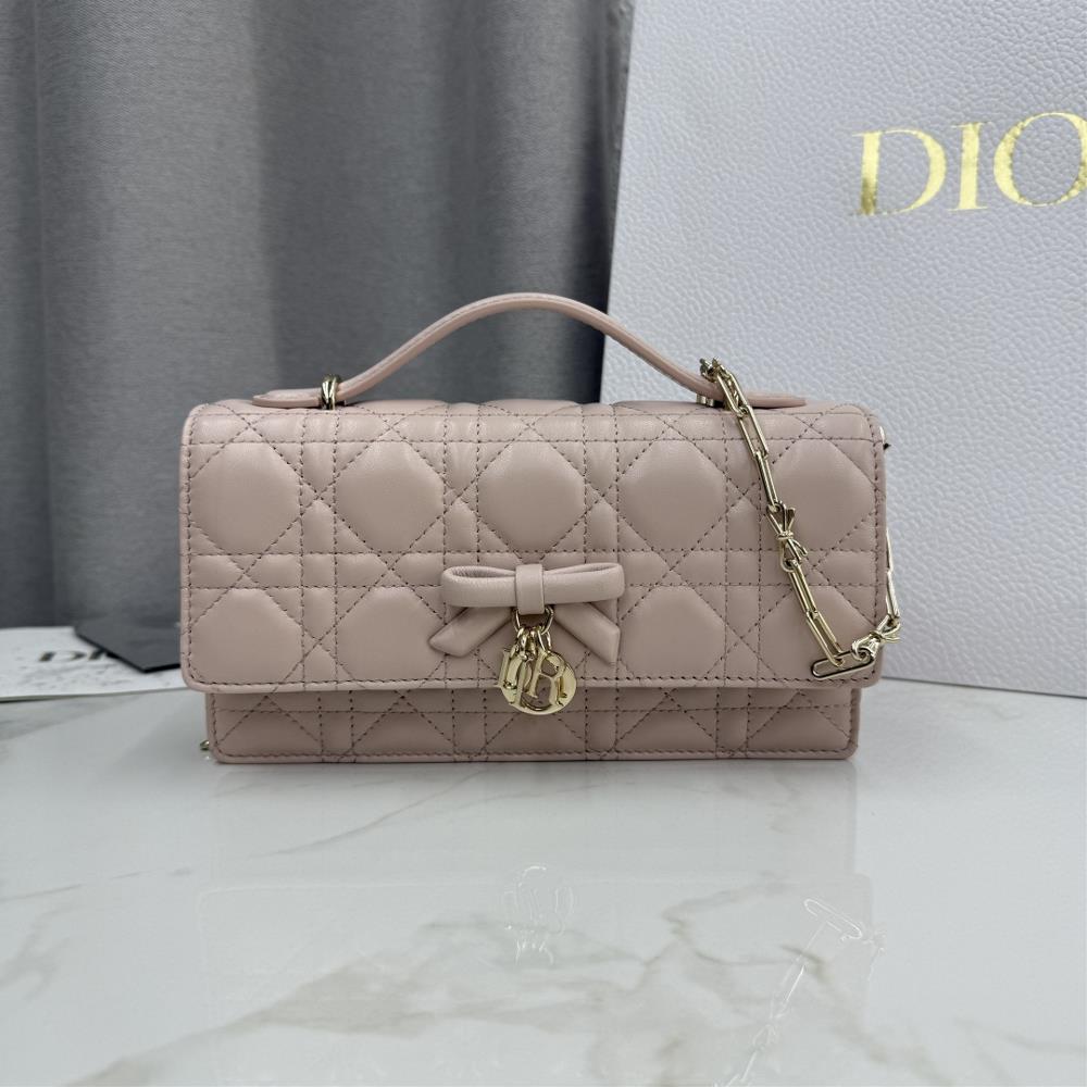 My Dior Mini Chain Handbag Number S0984 Rouge Pink Sheepskin BowThis My Dior mini chain handbag further enriches this collection with its elegant and