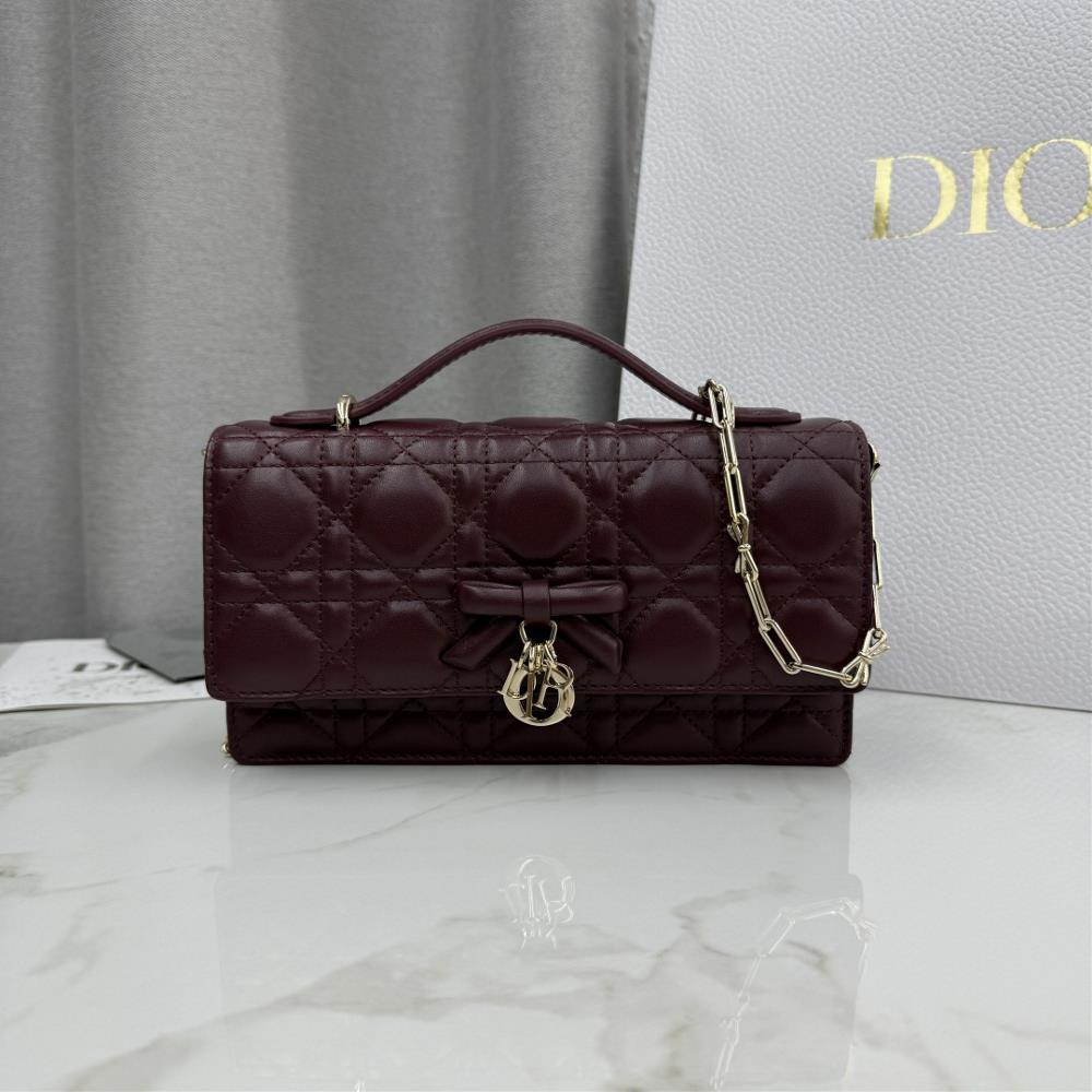 My Dior Mini Chain Handbag Number S0984 Wine Red Sheepskin BowThis My Dior mini chain handbag further enriches this collection with its elegant and pr