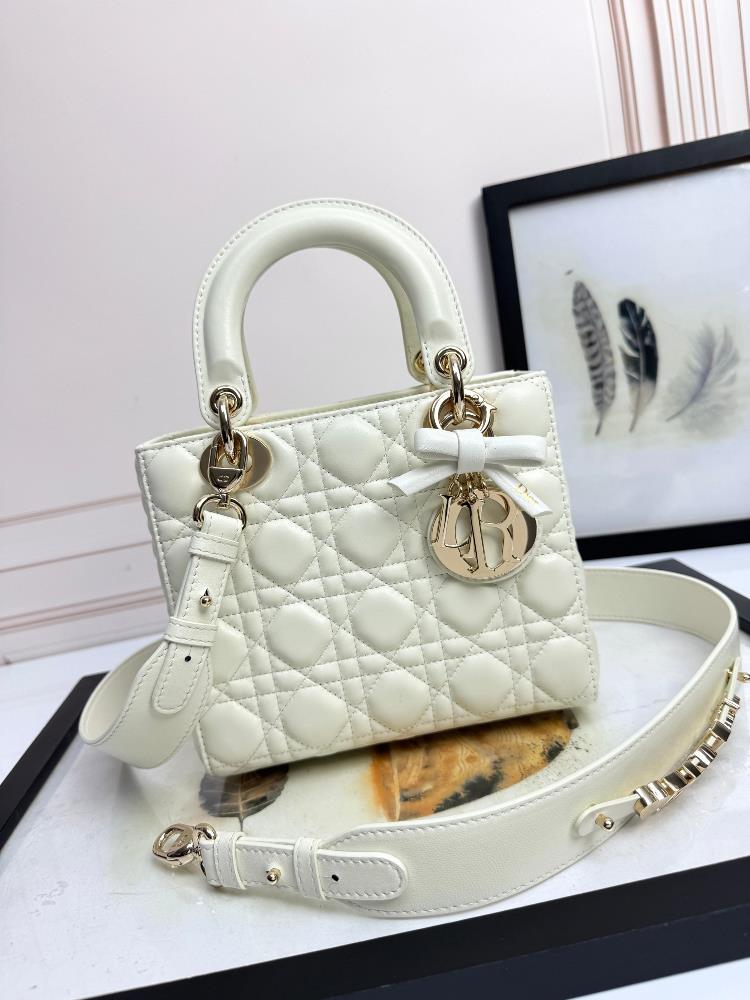 New bow tieSheep tendon velvet leather counter spring core Ubuckle4grid sheepskin white rattan grain cowhide mini handbag Cannage rattan grain sti