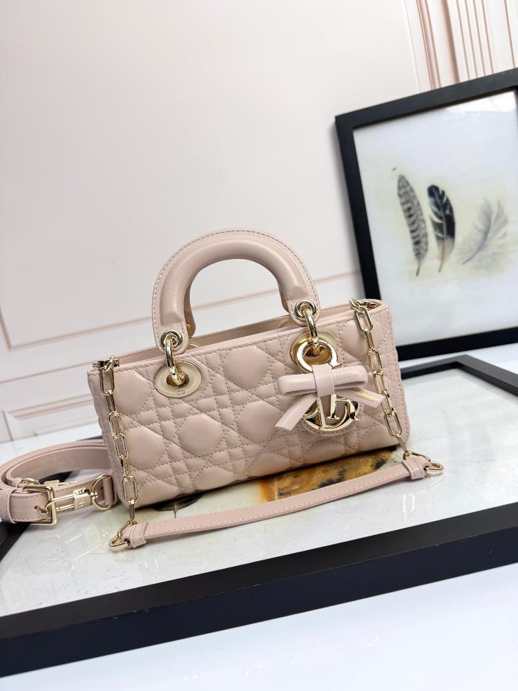 New bow tieSheep tendon velvet leather counter spring core UbuckleMedium horizontal sheepskin rouge powder bowThis Lady DJoy handbag highlights the