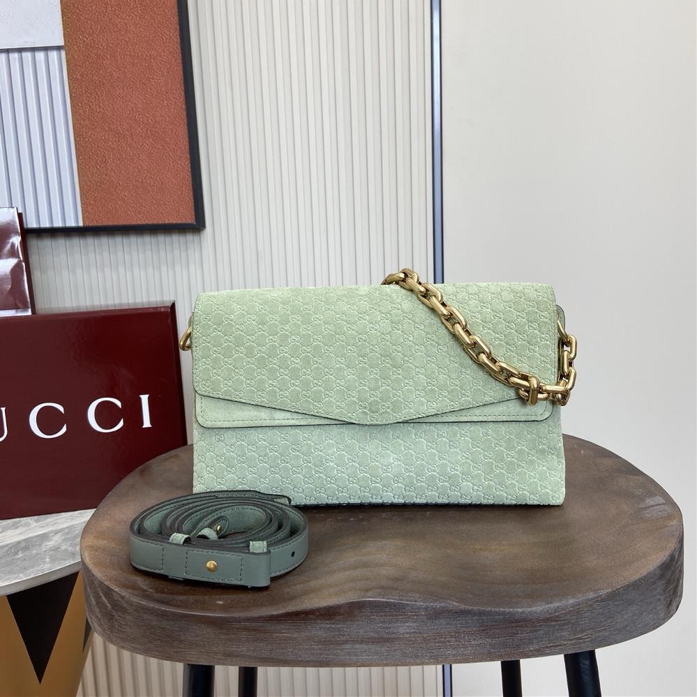 Equipped with a complete set of packaging this handbag integrates modern silhouette and brand iconic patterns This sleek cut handbag is paired with