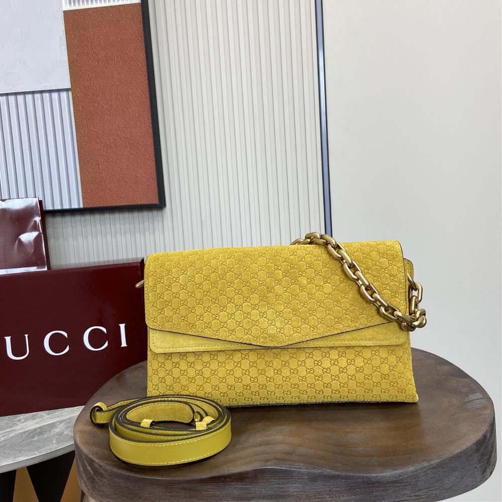 Equipped with a complete set of packaging this handbag integrates modern silhouette and brand iconic patterns This sleek cut handbag is paired with