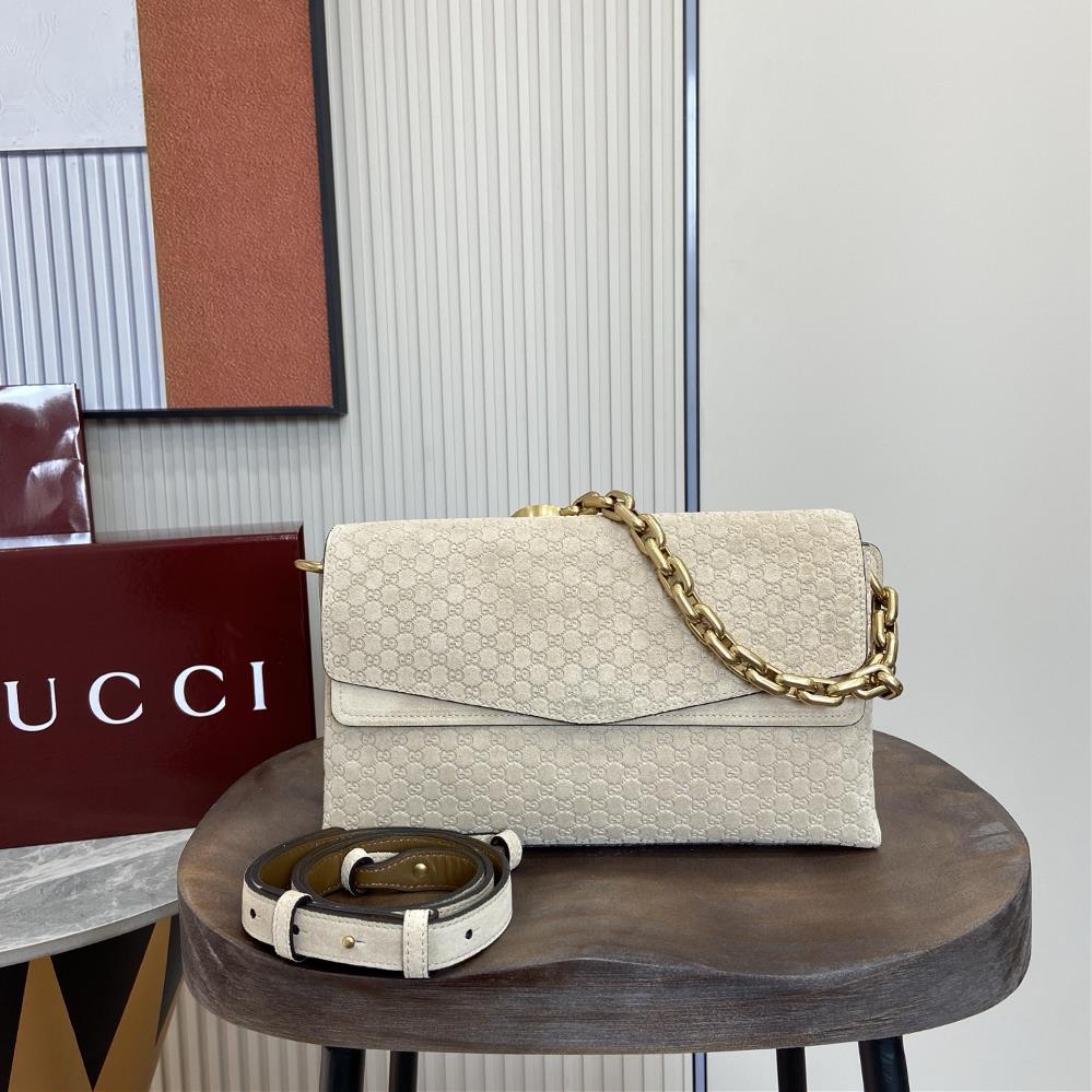 Equipped with a complete set of packaging this handbag integrates modern silhouette and brand iconic patterns This sleek cut handbag is paired with