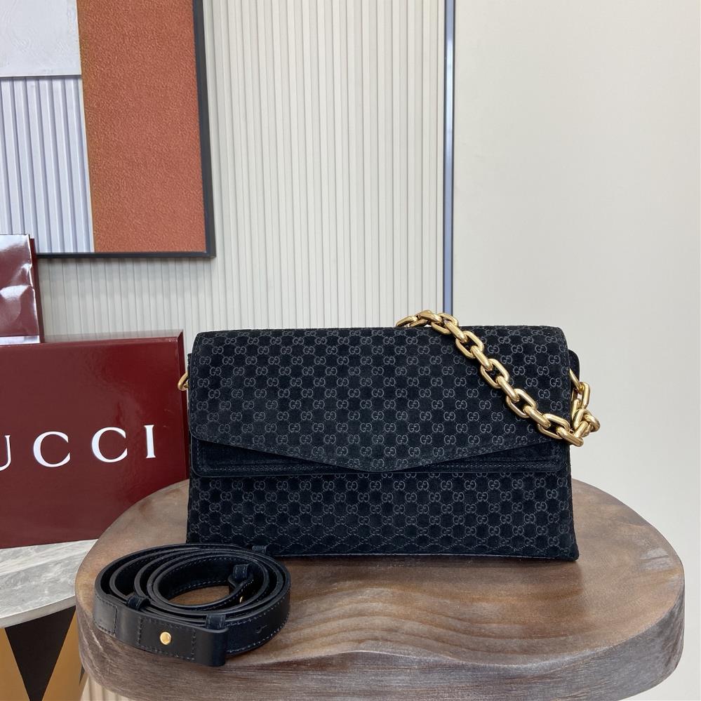 Equipped with a complete set of packaging this handbag integrates modern silhouette and brand iconic patterns This sleek cut handbag is paired with