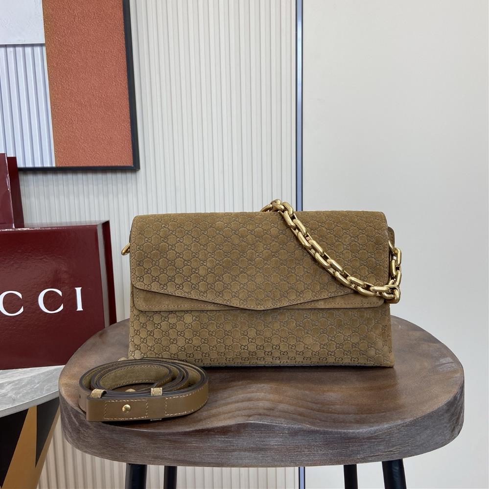 Equipped with a complete set of packaging this handbag integrates modern silhouette and brand iconic patterns This sleek cut handbag is paired with