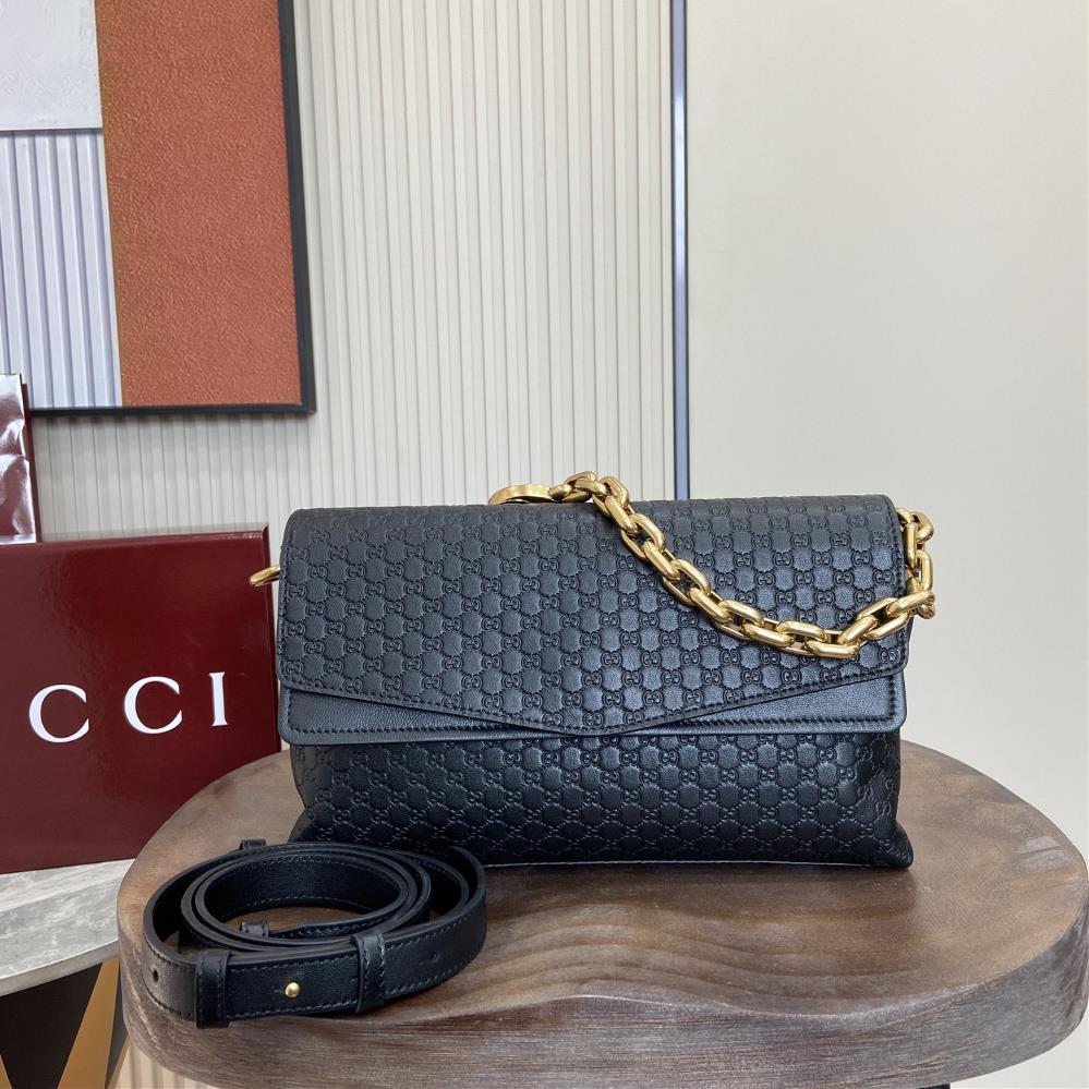 Equipped with a complete set of packaging this handbag integrates modern silhouette and brand iconic patterns This sleek cut handbag is paired with