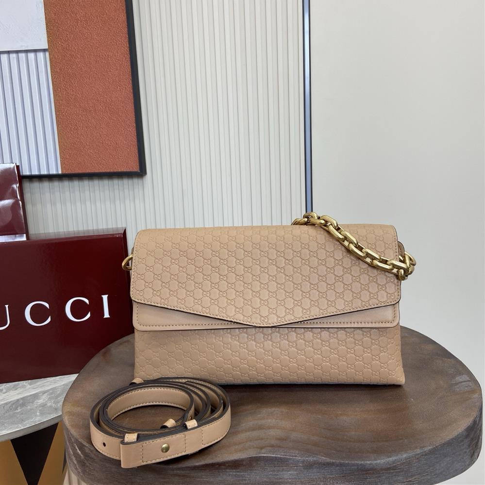 Equipped with a complete set of packaging this handbag integrates modern silhouette and brand iconic patterns This sleek cut handbag is paired with