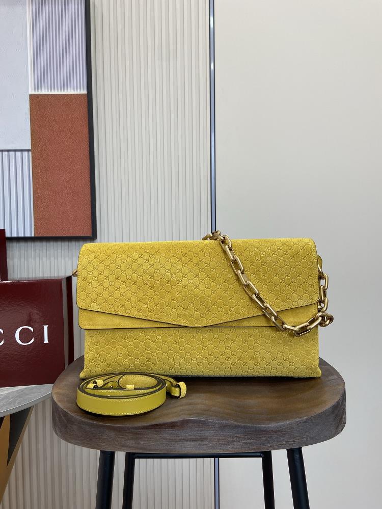 Equipped with a full set of large packaging this handbag blends modern silhouette with the brands iconic pattern This sleek cut handbag is paired w