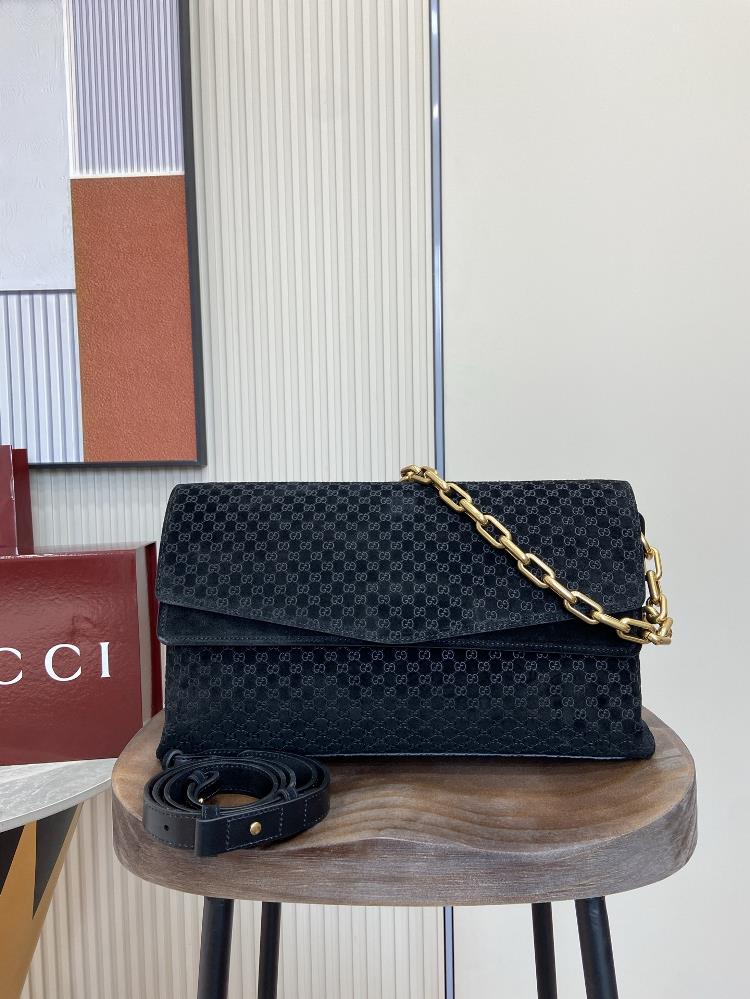 Equipped with a full set of large packaging this handbag blends modern silhouette with the brands iconic pattern This sleek cut handbag is paired w