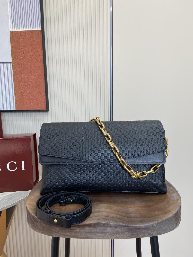 Equipped with a full set of large packaging this handbag blends modern silhouette with the brands iconic pattern This sleek cut handbag is paired w