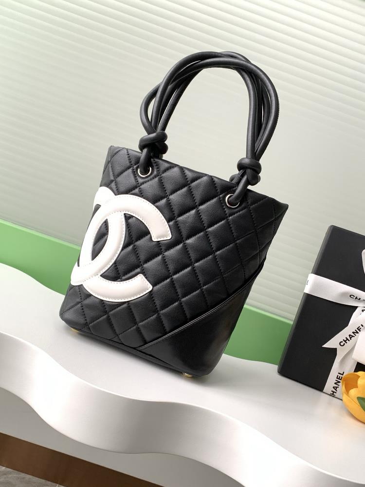 The Kangpeng in the small panda color scheme is absolutely beautiful Whoever carries it is handsome The Chanel Kangpeng vegetable basket bag has a s