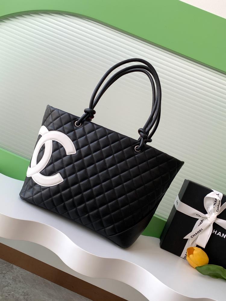 The Kangpeng in the super large panda color scheme is absolutely stunning Whoever carries it is handsome The Chanel Kangpeng vegetable basket bag ha