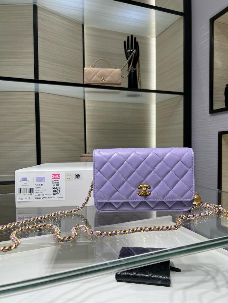 Ohanels new Woc how do you really like it after wearing it on your backThe small square shape paired with an adjustable chain length metal ball feel