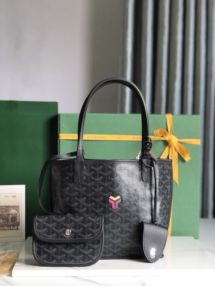 The new Goya black mini doublesided shopping bag has been researched and improved multiple times continuously enhancing the fabric and leather and