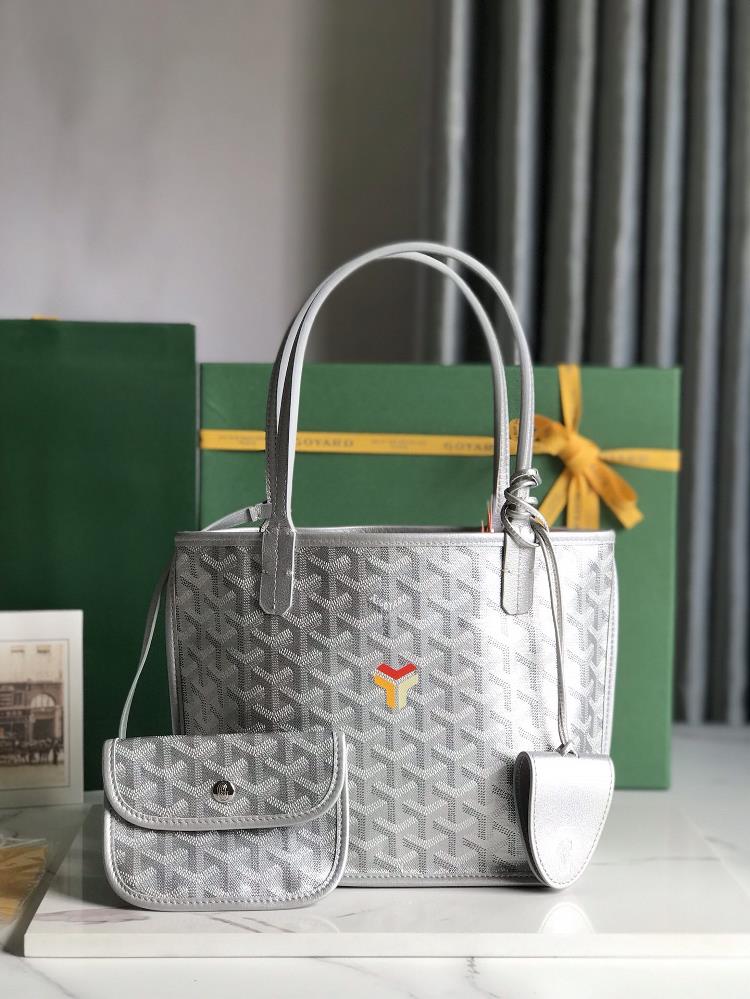 The new Goya silver mini doublesided shopping bag has been researched and improved multiple times continuously enhancing the fabric and leather and
