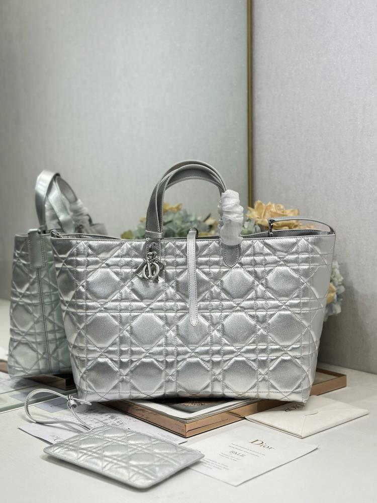 DIORTOUJOURS handbag silver large sizeThis Dior Toujours handbag made a brilliant debut in the 2023 SpringSummer collection with a unique and practi