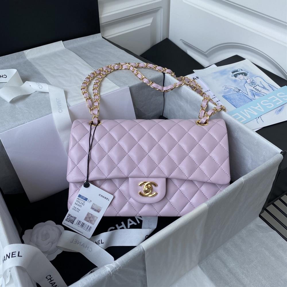 The light pink French highend custommade Chanel Classic Flap Bag A01112 embodies the classic of Chanel elegant simple and exquisite The counter