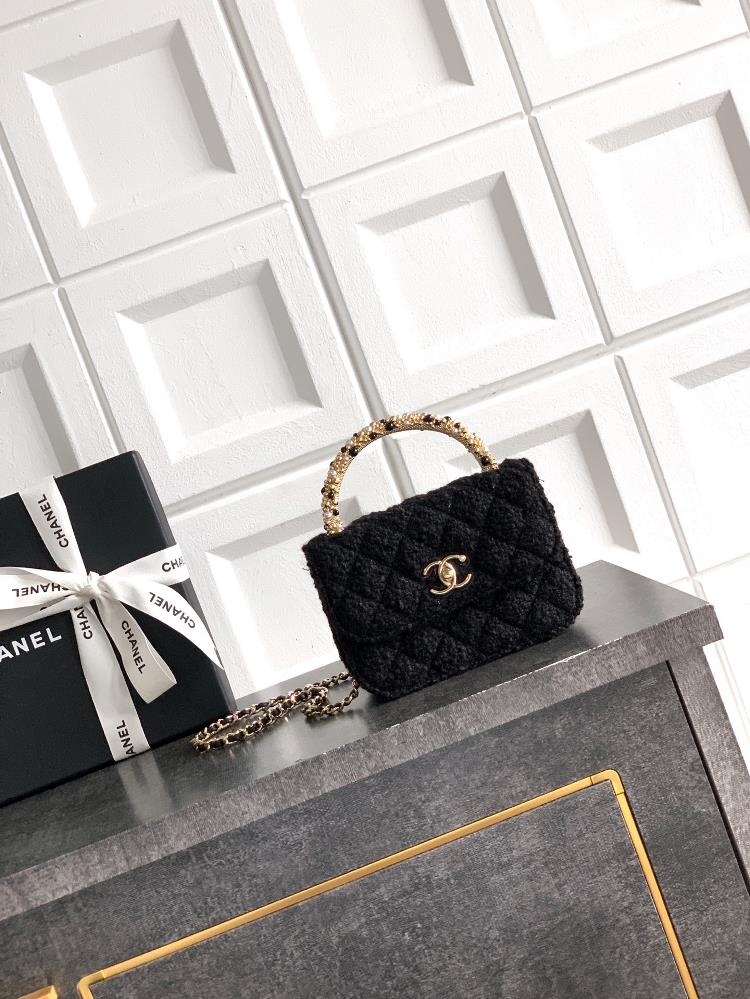 Black small OHANEL Chanel 26C pearl handle handbag early spring vacation series pearl handle handbag made of black coarse tweed material with a sof