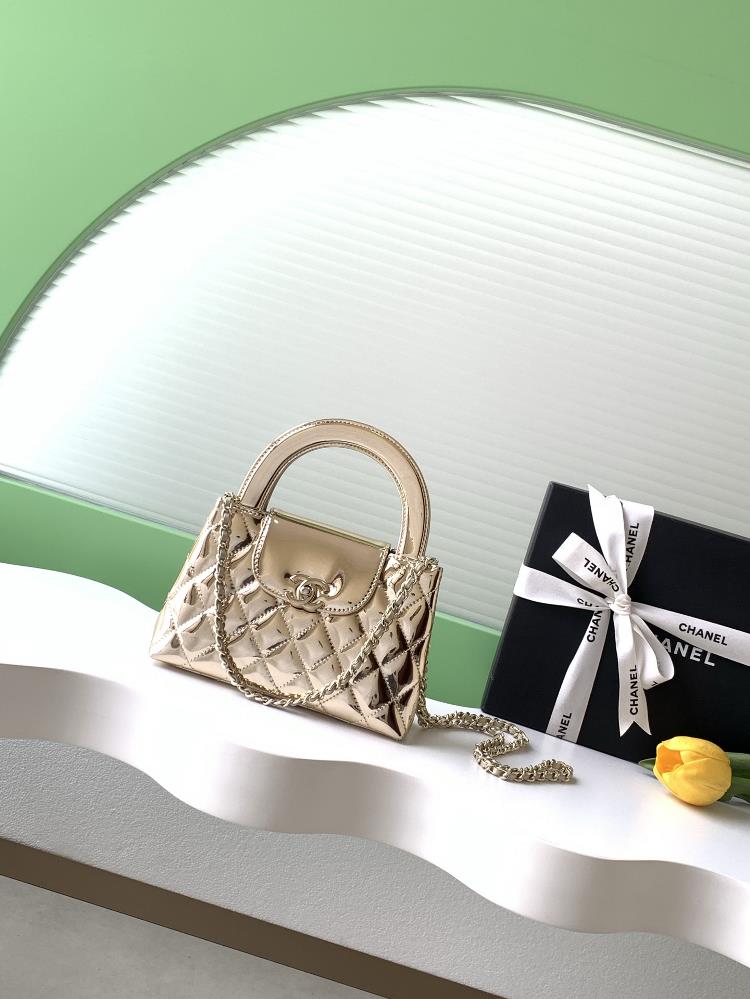 The 26C Kelly chain bag features a classic diamond grid pattern in gold patent leather with a strong metallic luster and a metal buckle chain shoulde