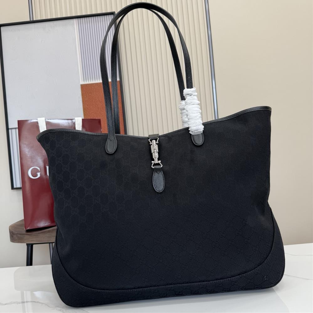 The 2026 SpringSummer collection will be newly launched with a counter gift bag This new Gucci Jackie collection tote bag is made of crisp and light